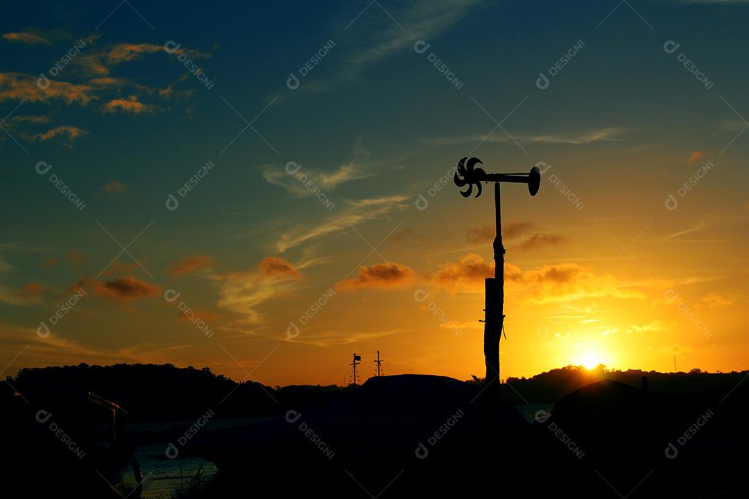 Paisagem por do sol céu nublado