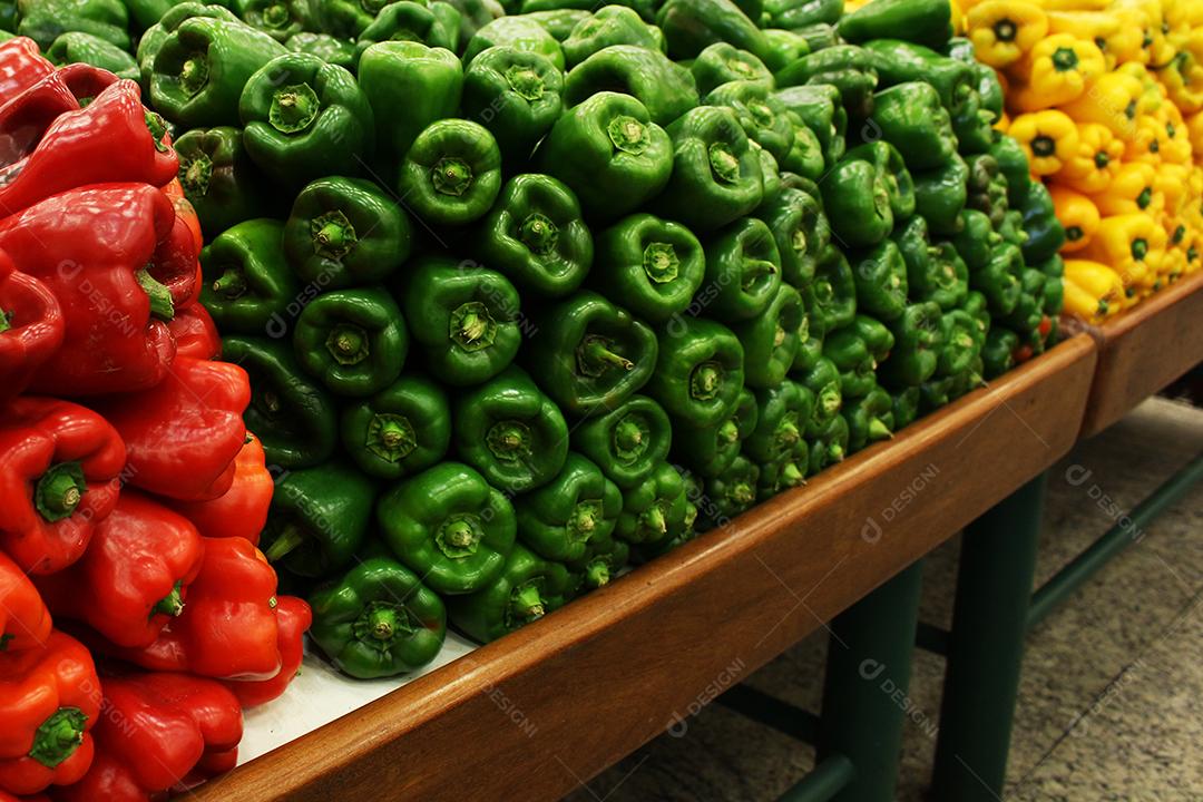 Pimentões sobre pratileira de mercado pronta para ser vendidas