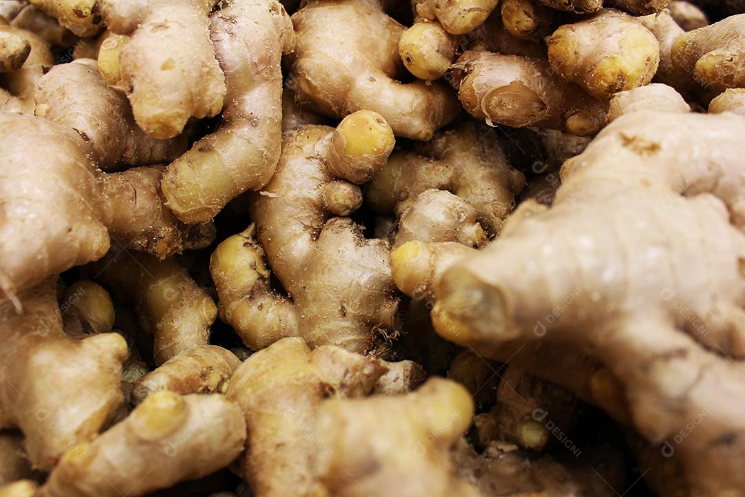 Legumes gengibre sobre pratileiras mercados feiras vendas