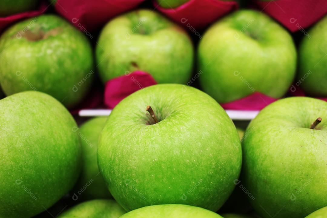 Frutas comida maçãs sobre pratileiras de mercado prontas para a vendas