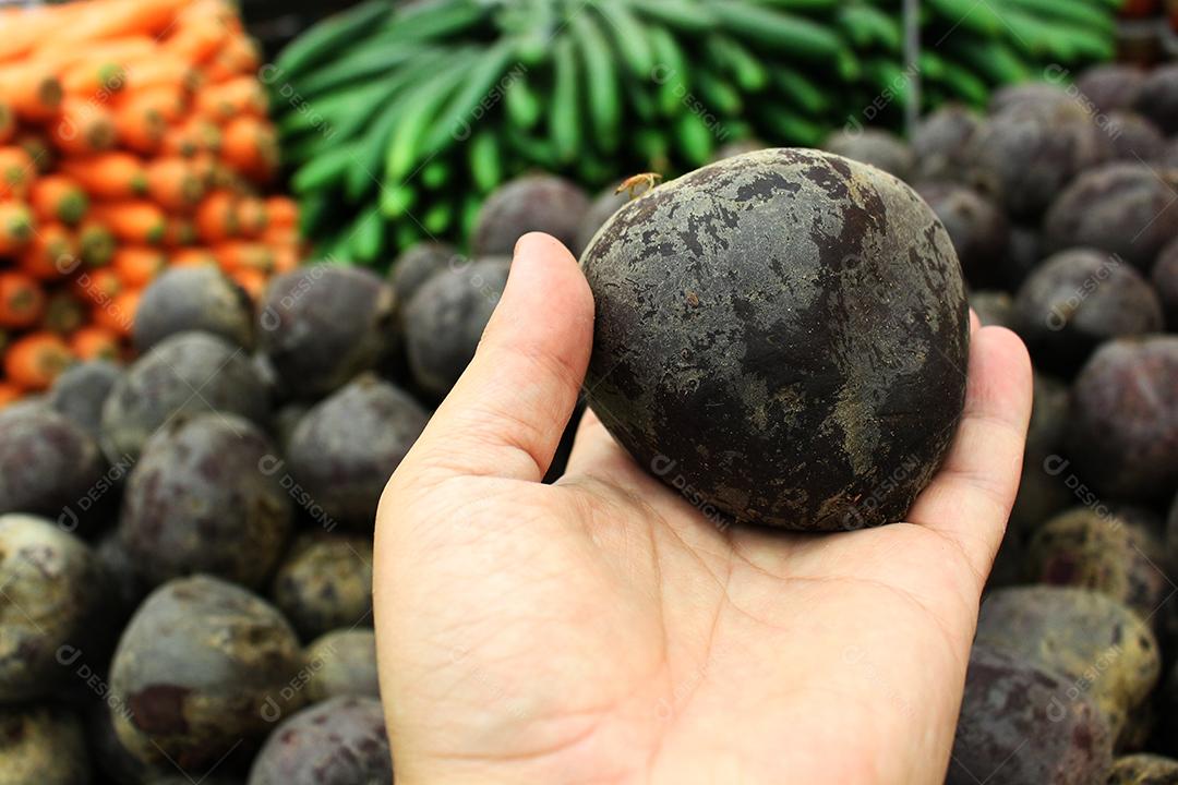 Comida Mangostão verduras sobre pratileiras de mercado prontas para a vendas