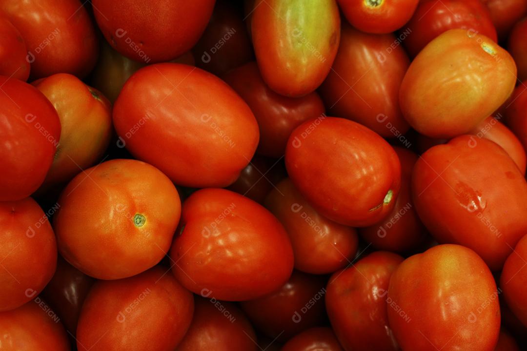 Tomates verduras empilhados sobre pratileiras mercados feiras vendas