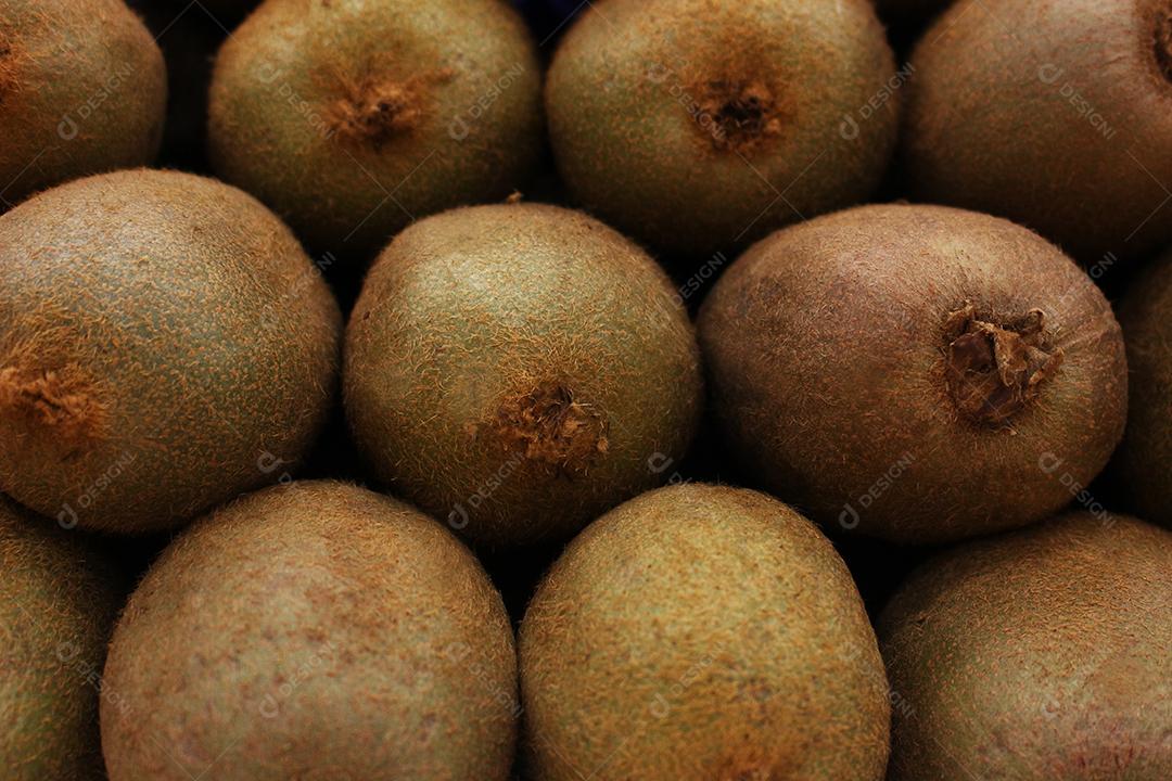 Frutas sobre uma prateleiras mercado supermercado kiwi