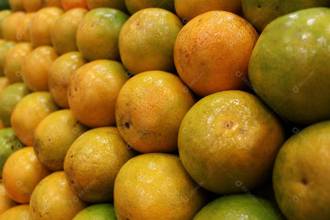 Frutas sobre uma prateleiras mercado supermercado laranja