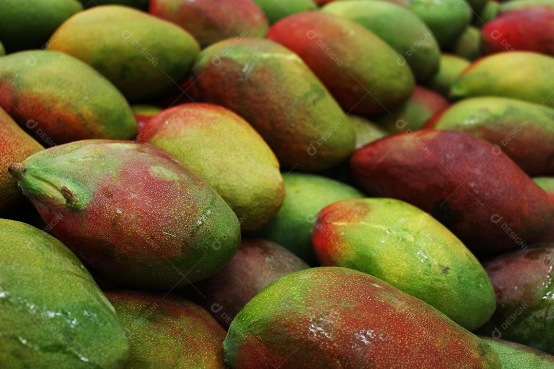 Frutas sobre uma prateleiras mercado supermercado mamão