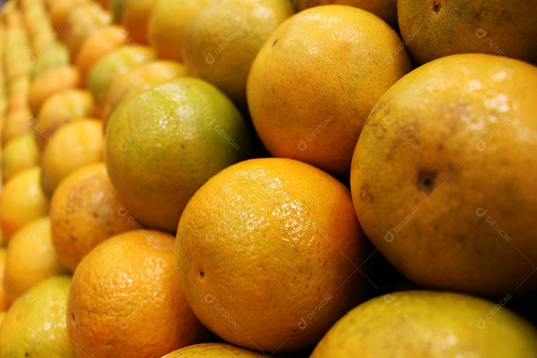 Frutas sobre uma prateleiras mercado supermercado laranja