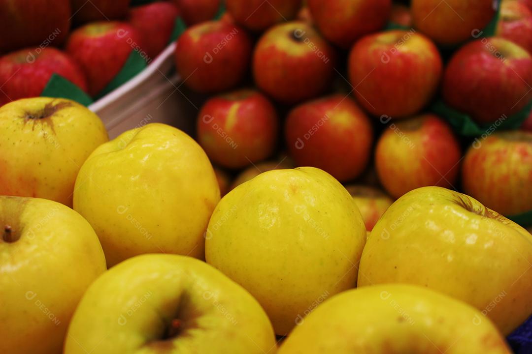 Frutas sobre uma prateleiras mercado supermercado maçã