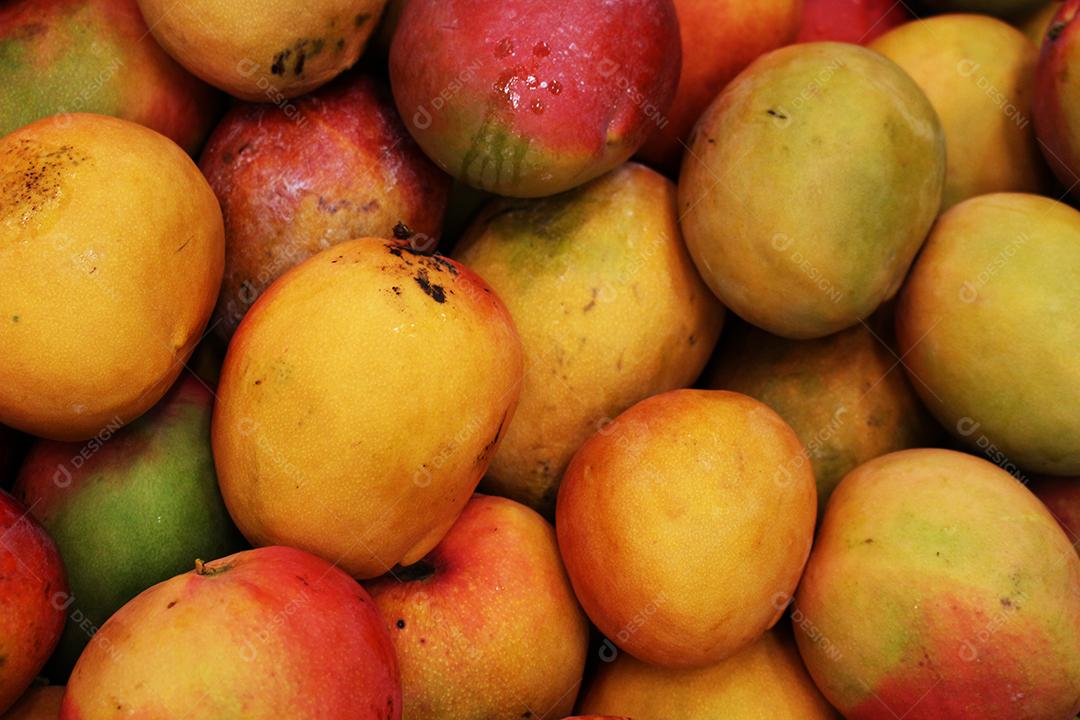 Frutas sobre uma prateleiras mercado supermercado maçã