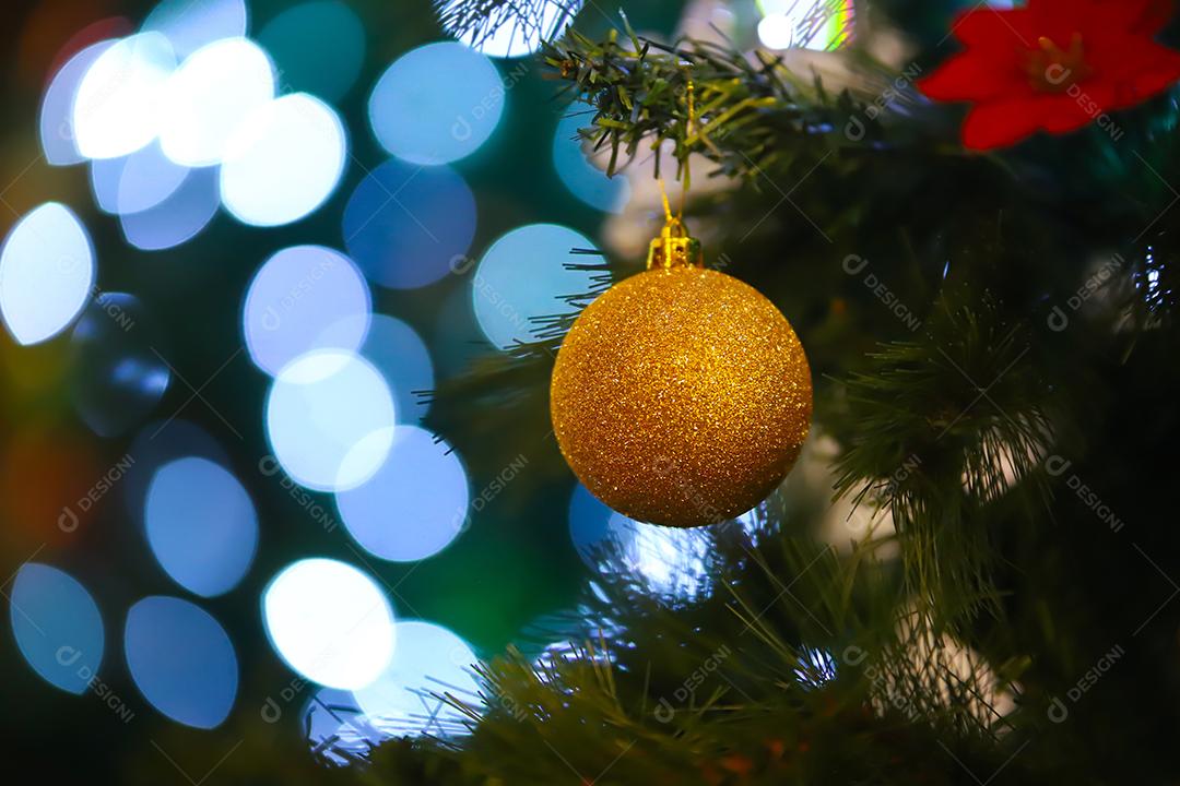 Luzes e decoração da árvore de Natal.