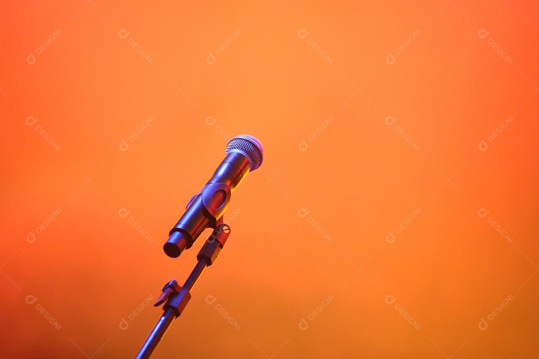 Microfone de concerto em fundo laranja .