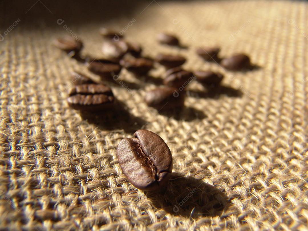 Saco de grãos de café na mesa de manhã.