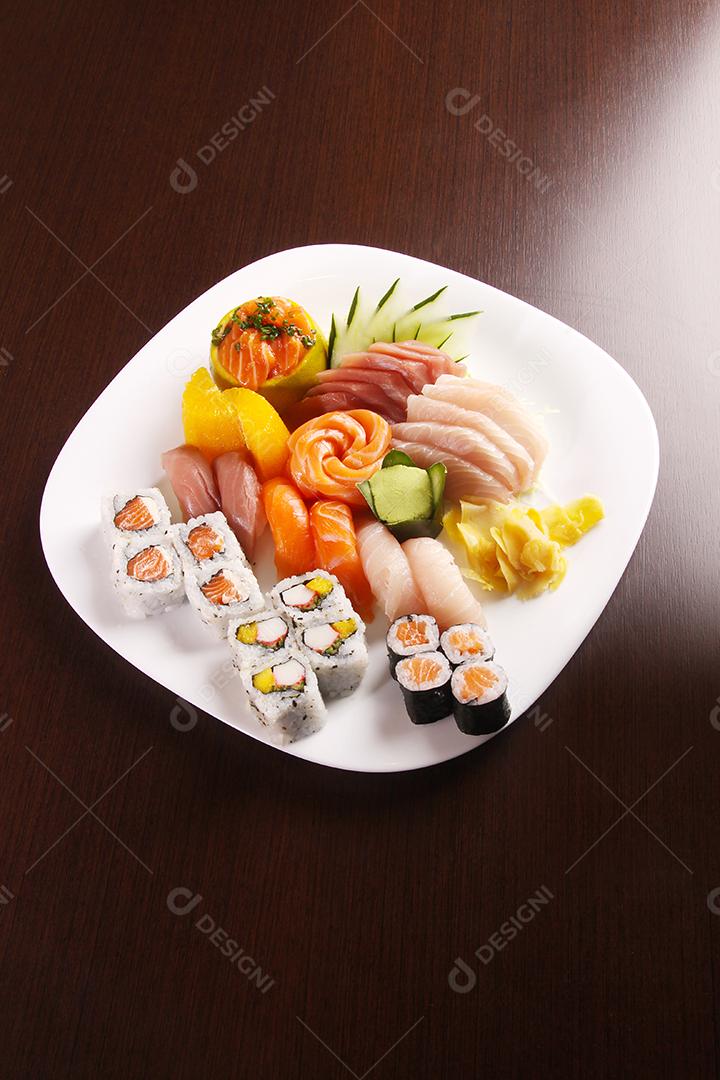 Placa do alimento japonês no fundo de madeira.