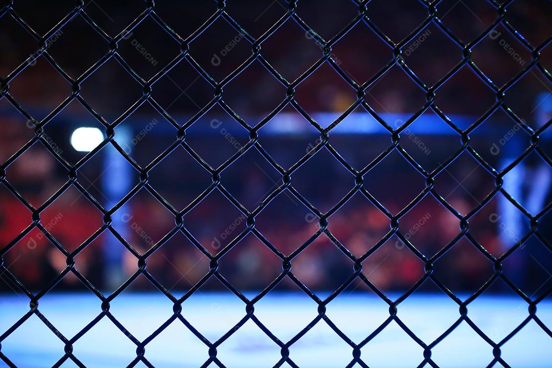Detalhe da grade lateral da arena octógono de mma.