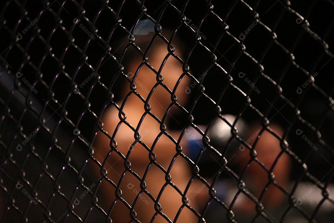 Detalhe da grade lateral da arena octógono de mma.