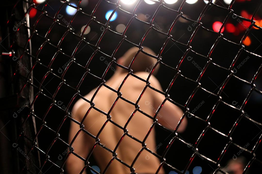 Detalhe da grade lateral da arena octógono de mma.