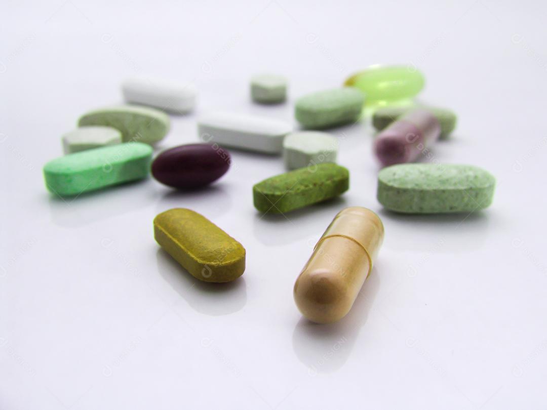 Comprimidos farmacêuticos variados, comprimidos e cápsulas.