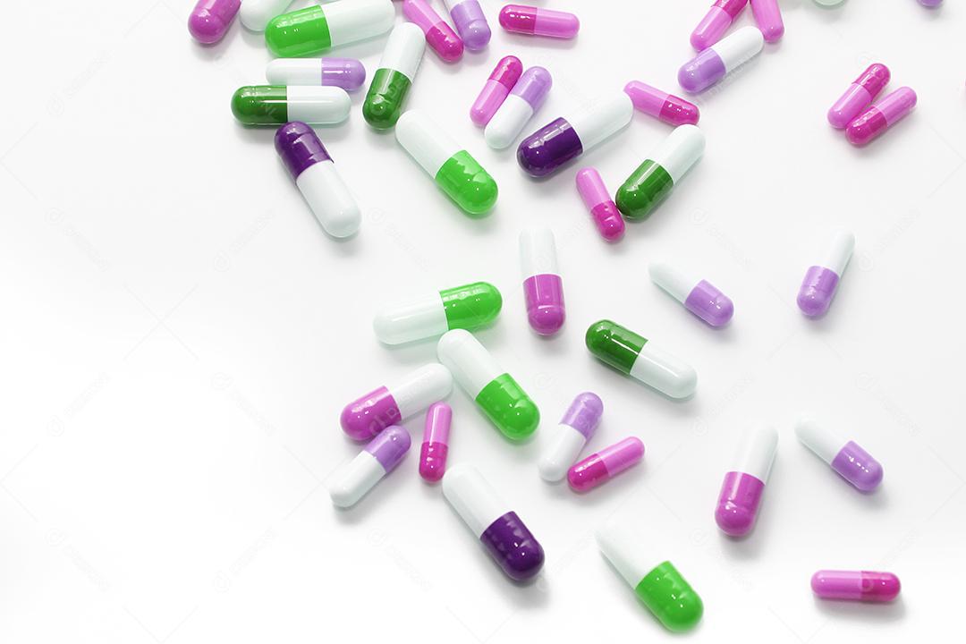 Comprimidos farmacêuticos variados, comprimidos e cápsulas.