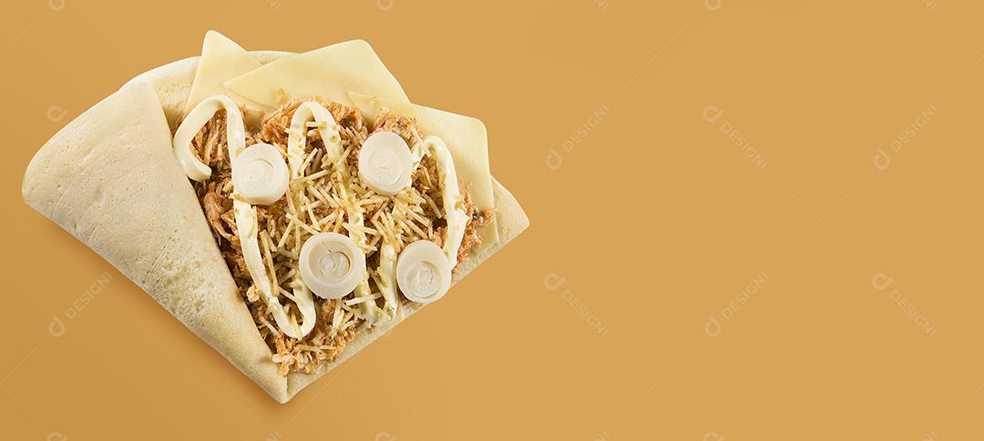 VISTA SUPERIOR DE CREPE OU PANQUECA FINA com fatias de palmito, frango desfiado, batata palha e cream cheese EM FUNDO laranja.