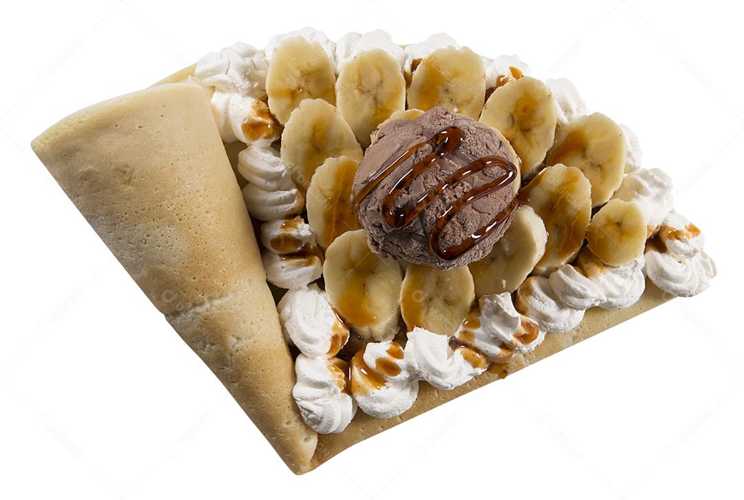 crepe de banana com sorvete no fundo branco
