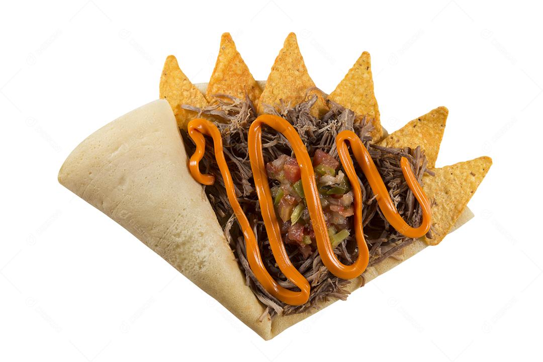 nachos crepe com queijo cheddar no fundo branco