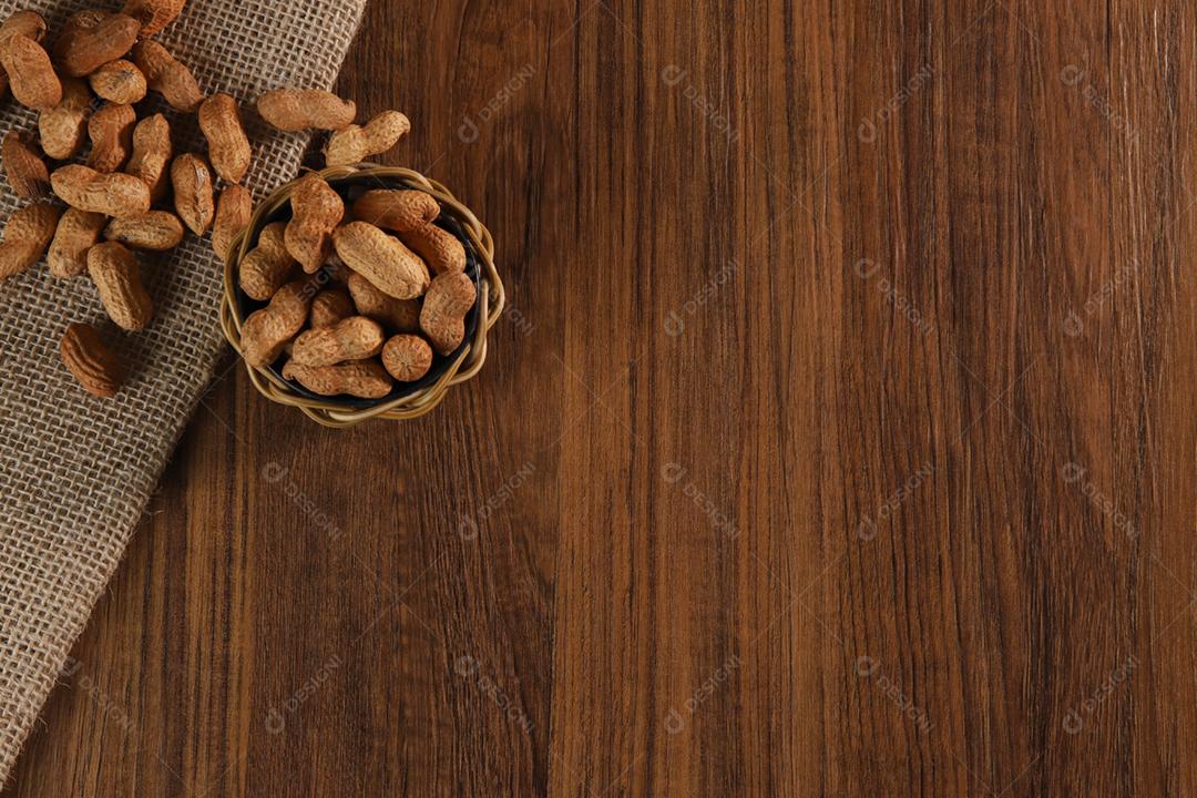 Composição de amendoim servindo para fazer óleo, manteiga de amendoim. Ótimo para