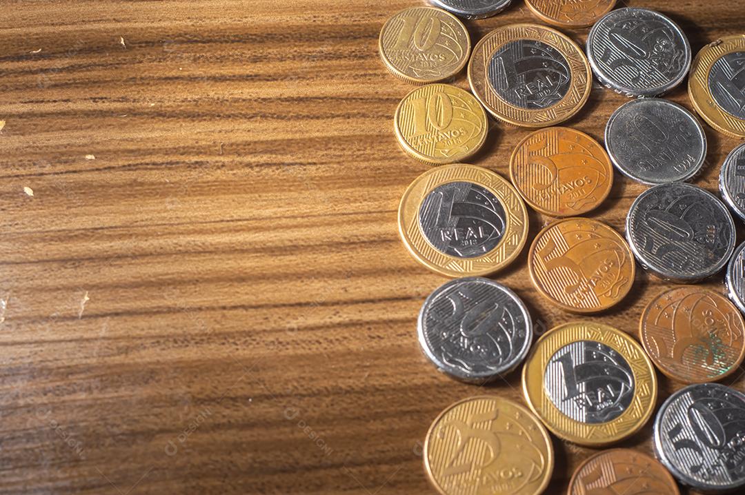 Fundo de moedas brasileiras. Moedas reais e moedas de centavo. Dinheiro do Brasil. Moedas de Real