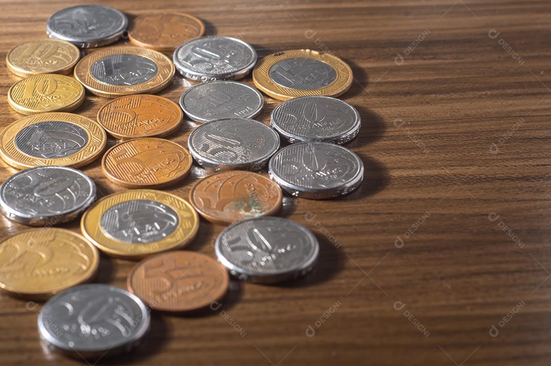 Fundo de moedas brasileiras. Moedas reais e moedas de centavo. Dinheiro do Brasil. Moedas de Real