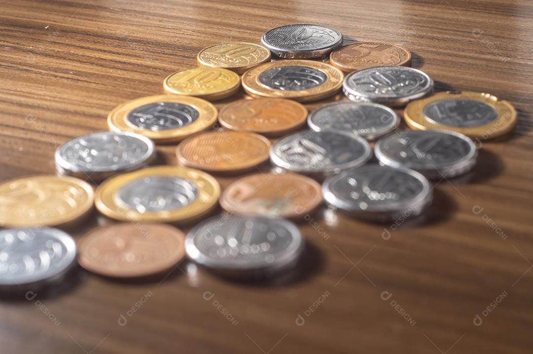 Fundo de moedas brasileiras. Moedas reais e moedas de centavo. Dinheiro do Brasil. Moedas de Real