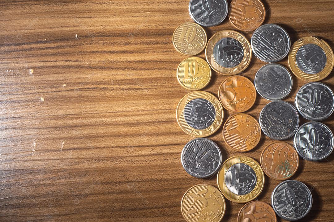 Fundo de moedas brasileiras. Moedas reais e moedas de centavo. Dinheiro do Brasil. Moedas de Real
