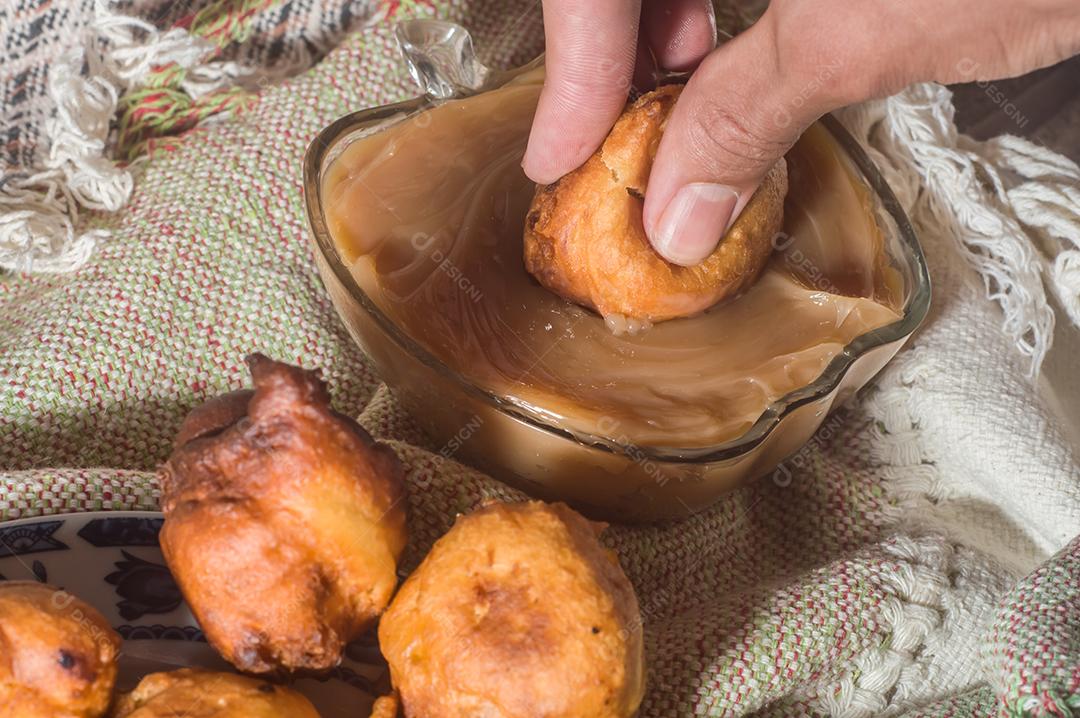 Doce brasileiro chamado bolinho de chuva bolinho de chuva, ou Fritter