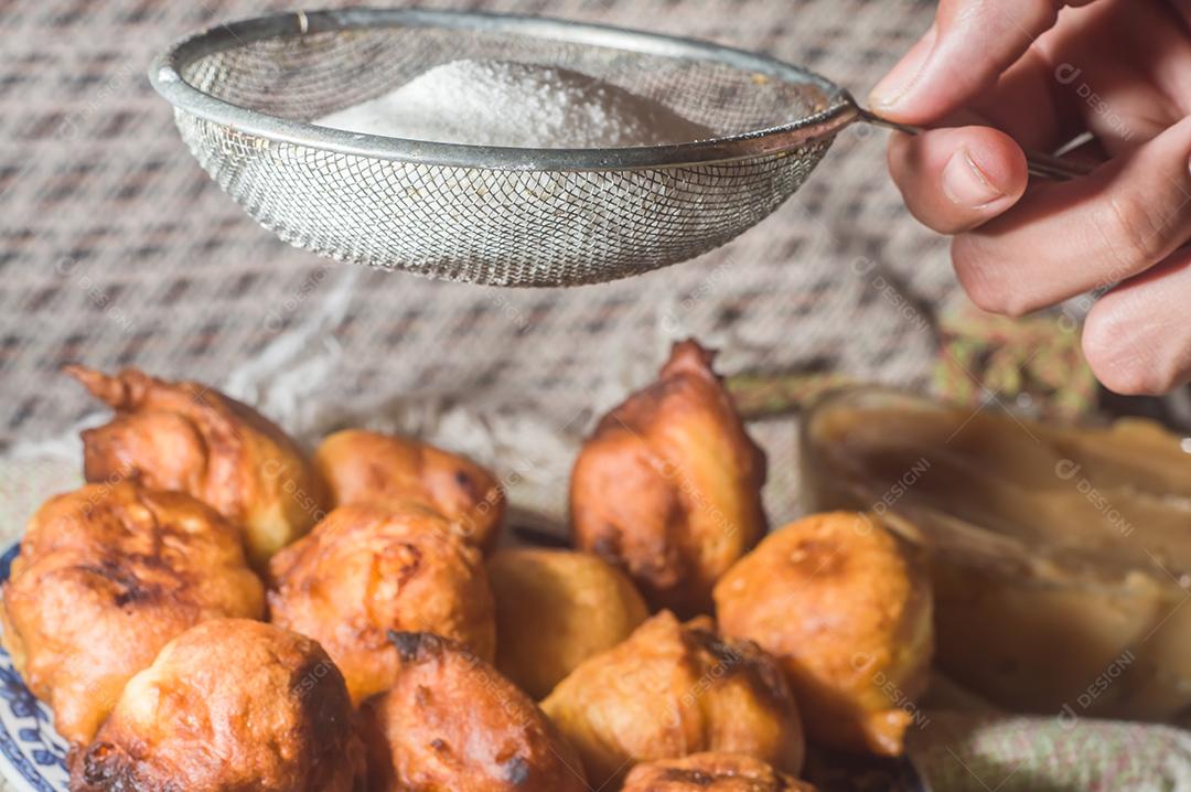 Doce brasileiro chamado bolinhos de chuva bolinho de chuva, ou bolinho
