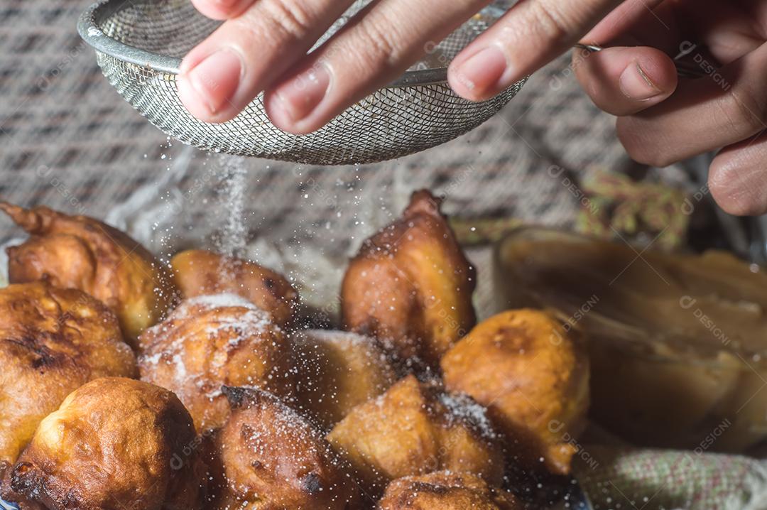 Doce brasileiro chamado bolinho de chuva bolinho de chuva, ou Fritter