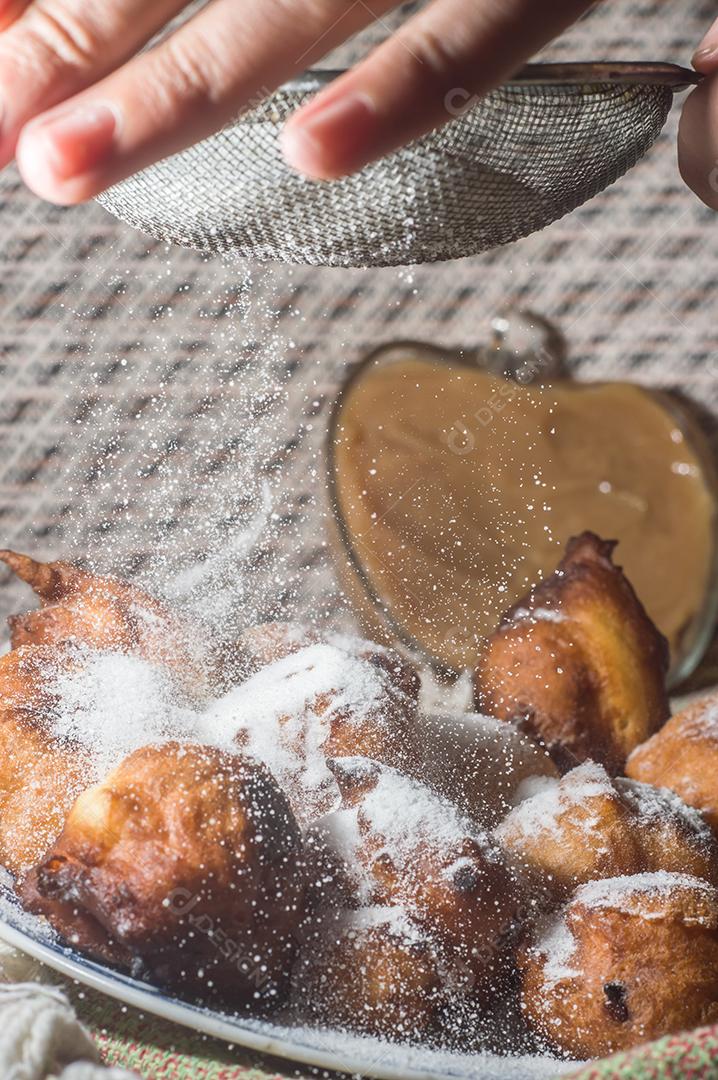 Doce brasileiro chamado bolinho de chuva bolinho de chuva, ou Fritter