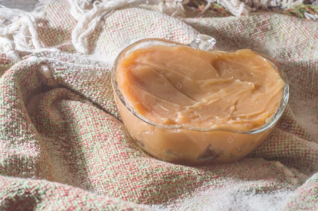 Doce de leite em uma tigela em um ambiente natural