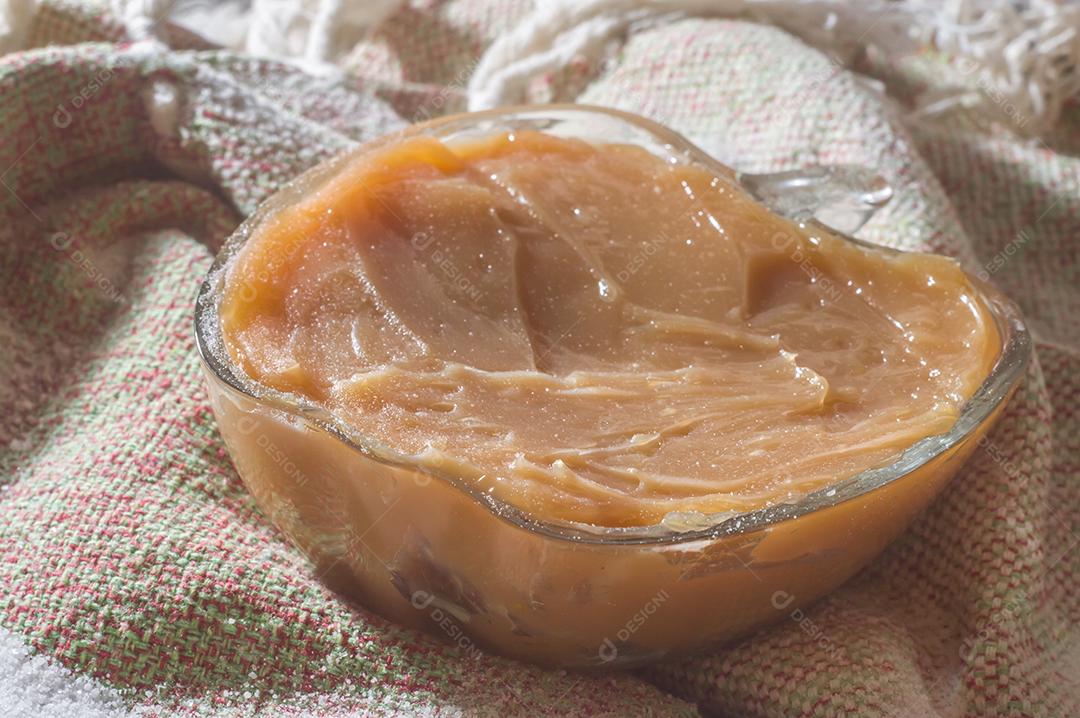 Doce de leite em uma tigela em um ambiente natural