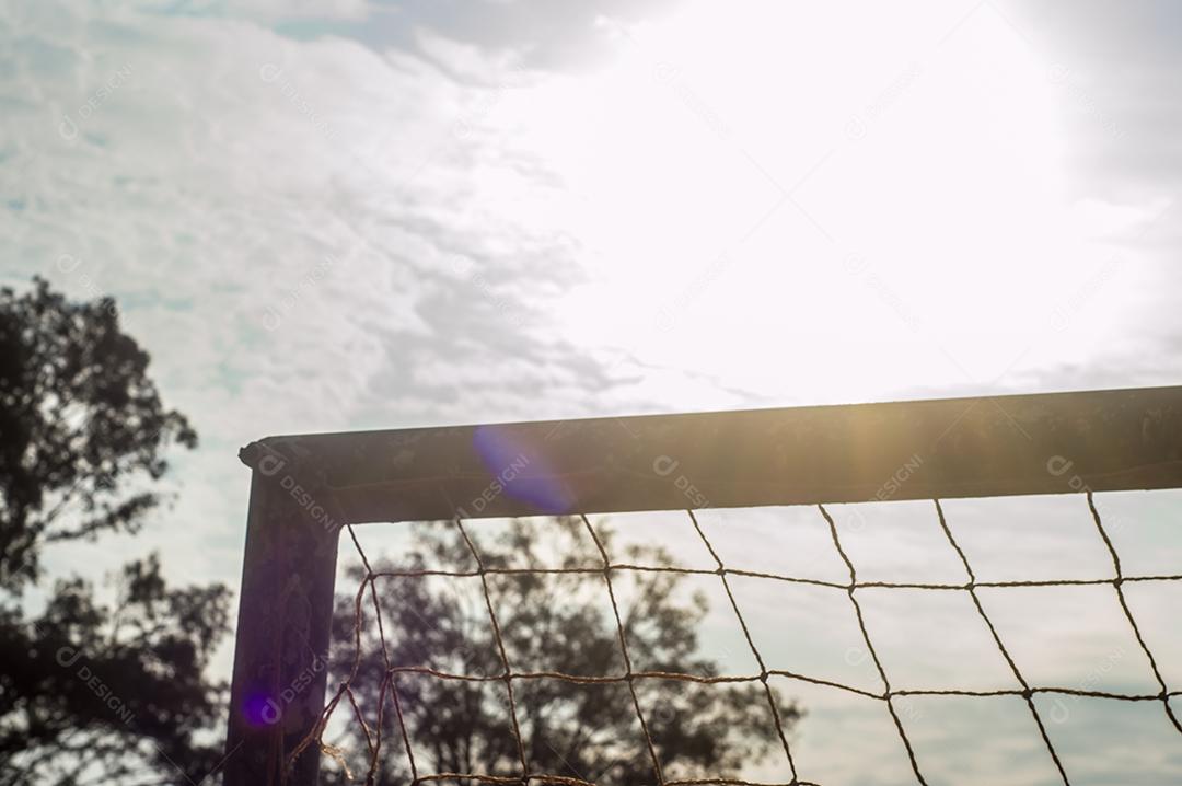 travessa de campo de futebol, rede de futebol e espaço para texto, luz do dia