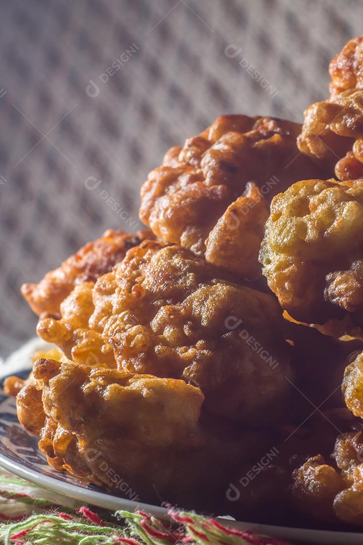 Bolinhos de arroz fritos chamados bolinhos de arroz em um prato com e fundo listrado