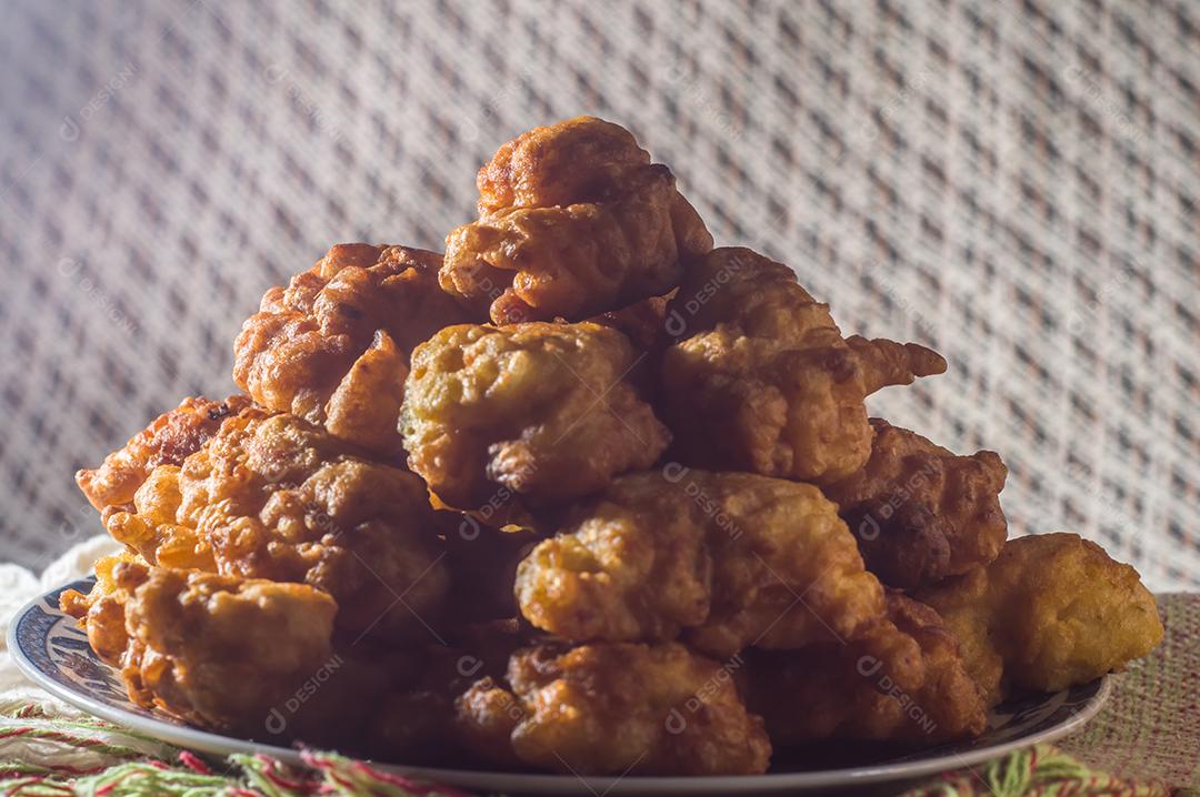 Bolinhos de arroz fritos chamados bolinhos de arroz em um prato com e fundo listrado