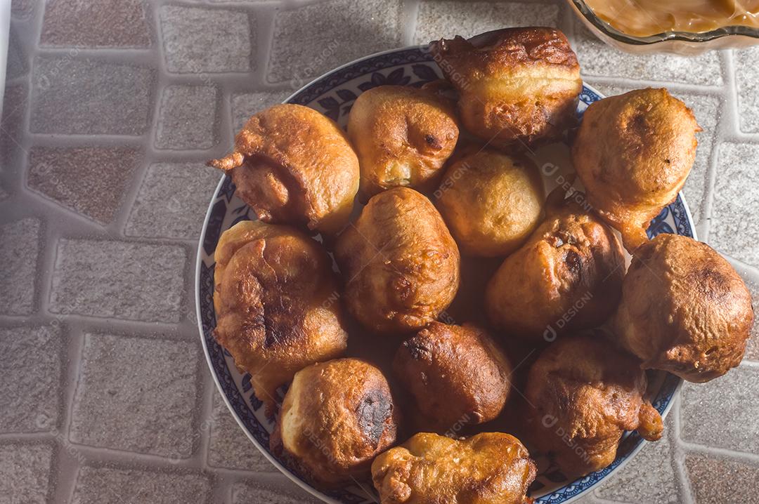 Doce brasileiro chamado bolinho de chuva bolinho de chuva, ou Fritter, em ambiente natural