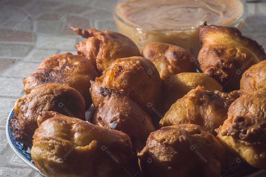 Doce brasileiro chamado bolinho de chuva bolinho de chuva, ou Fritter, em ambiente natural