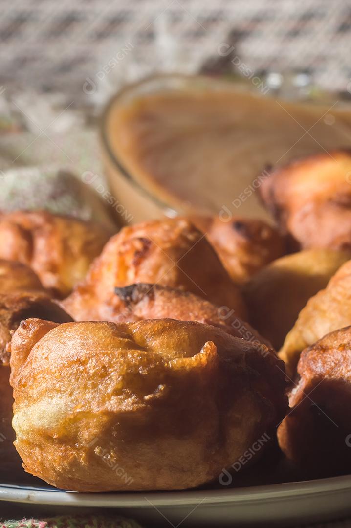Doce brasileiro chamado bolinho de chuva bolinho de chuva, ou Fritter, em ambiente natural