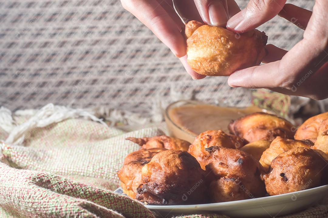 Doce brasileiro chamado bolinho de chuva bolinho de chuva, ou Fritter, em ambiente natural