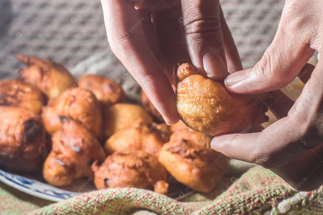 Doce brasileiro chamado bolinho de chuva bolinho de chuva, ou Fritter, em ambiente natural