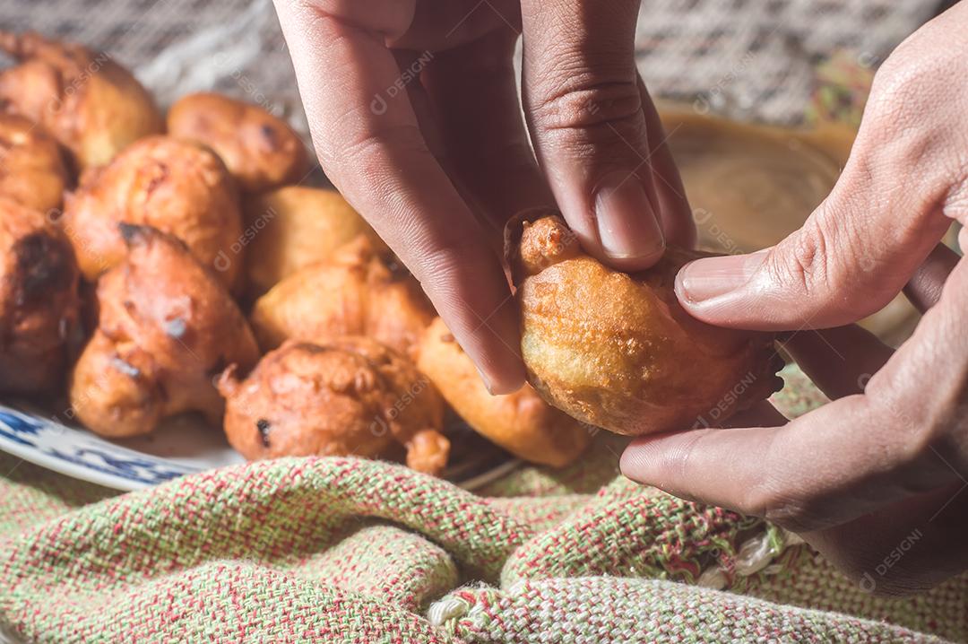 Doce brasileiro chamado bolinho de chuva bolinho de chuva, ou Fritter, em ambiente natural