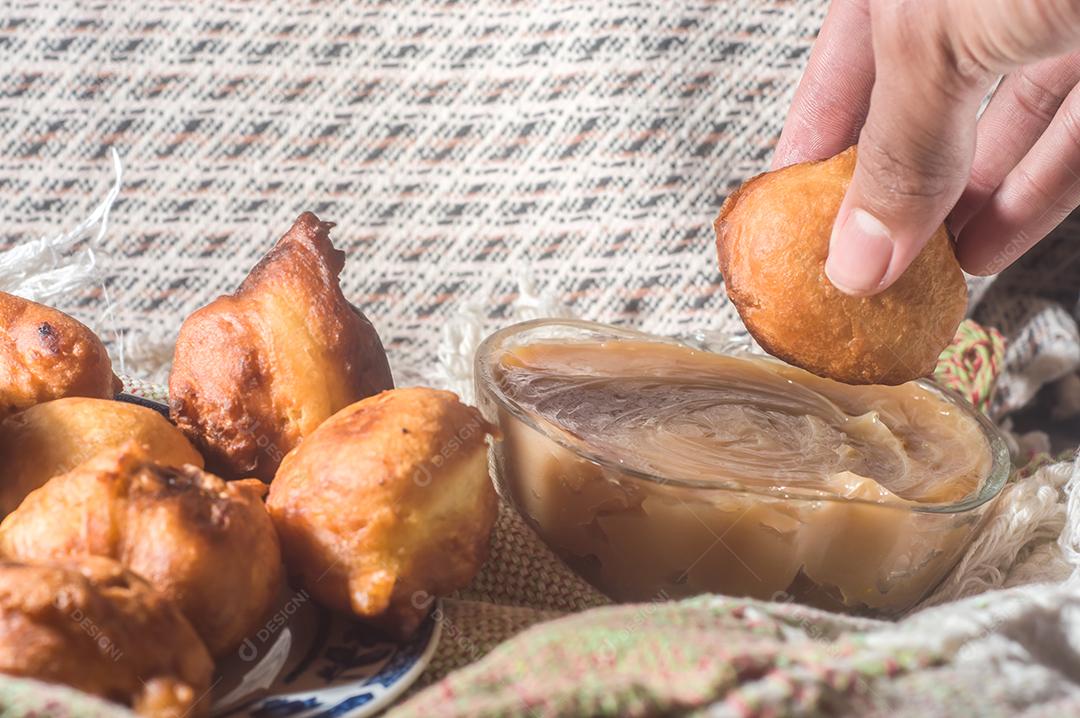 Doce brasileiro chamado bolinho de chuva bolinho de chuva, ou Fritter, em ambiente natural