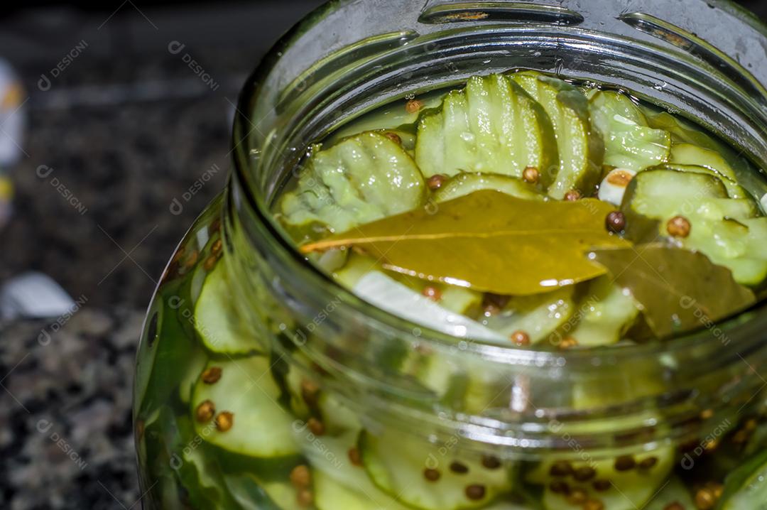 picles em uma panela grande