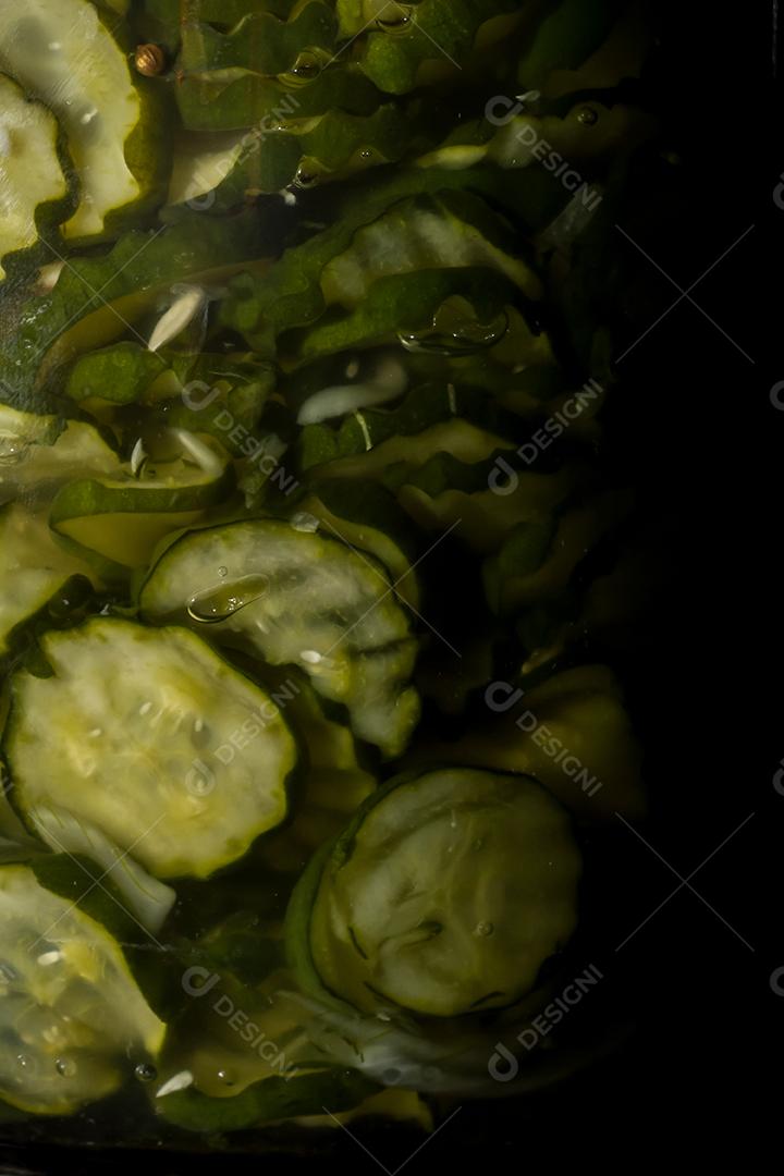 picles em uma panela grande