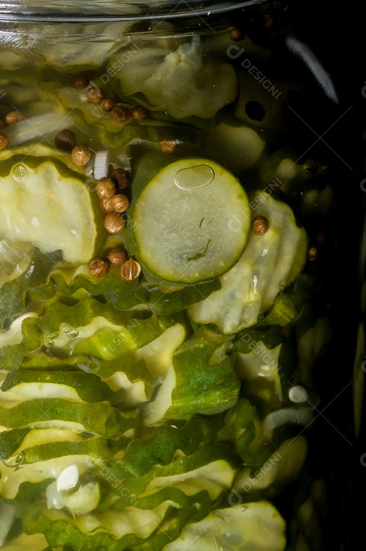 picles em uma panela grande