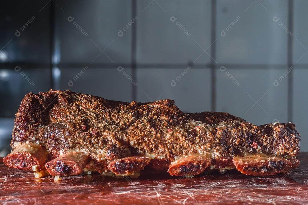 Costeletas de churrasco de verão grelhadas picantes servidas com uma tábua de madeira vintage antiga