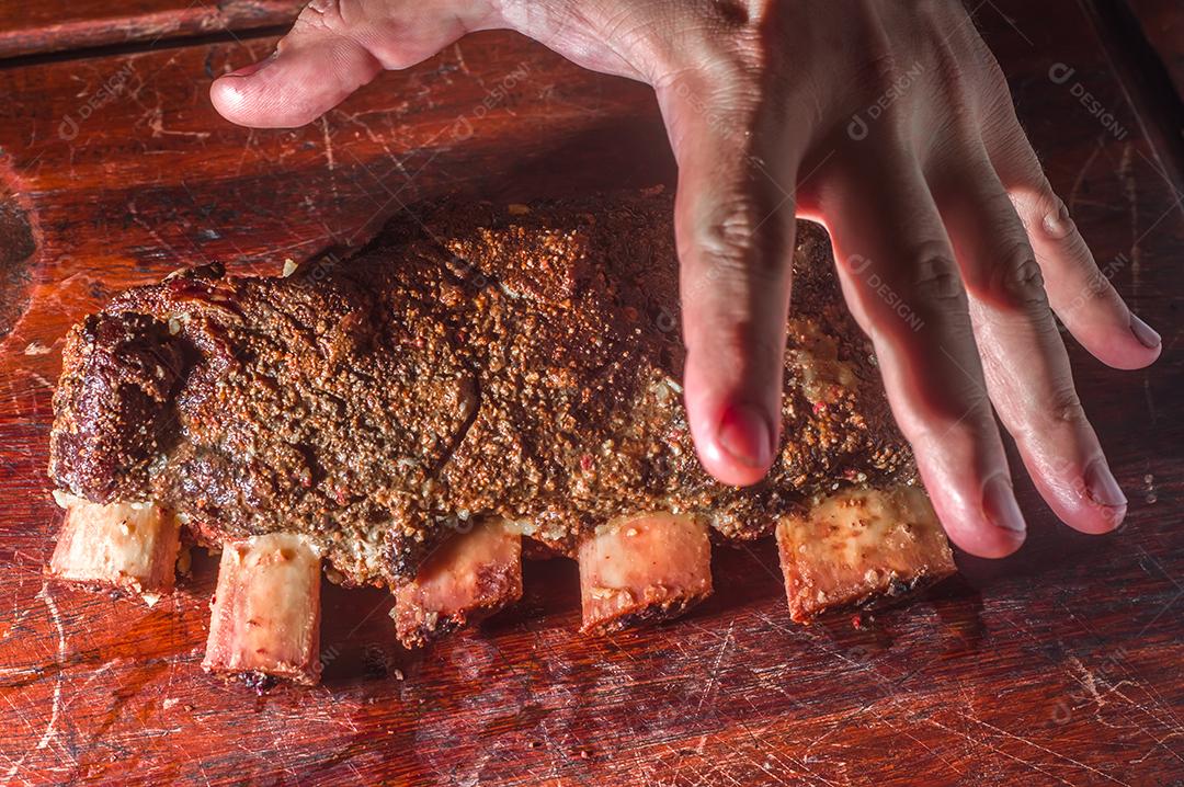 Costeletas de churrasco de verão grelhadas picantes servidas com uma tábua de madeira vintage antiga